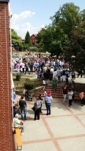 Während der ersten Stunde in den Klassen warten die Familien auf dem Schulhof in Schellerten.